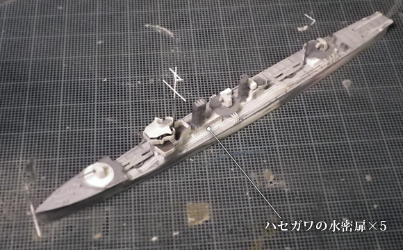 ハセガワ製の1/700駆逐艦「樅」キットの、新造した予備魚雷格納函に蓋を追加